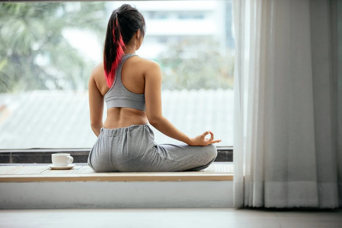 woman doing flat back posture