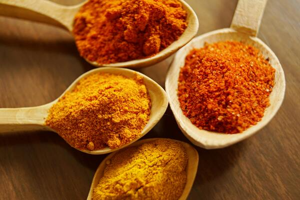haldi powder in spoon
